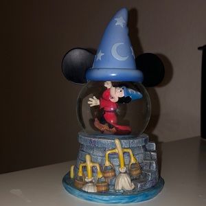 Disney Mickey Mouse snow globe